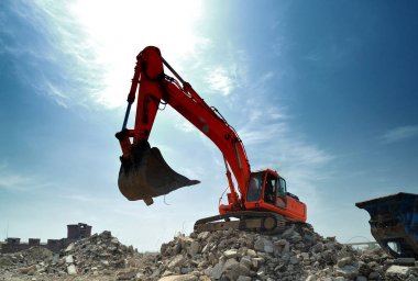 Yıkım inşaat sitesi detayları. Gündüz içinde yıkım inşaat sitesinde İşte büyük Paletli ekskavatör.