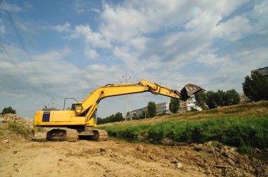 Paletli ekskavatör iş başında. Büyük Paletli ekskavatör lateral görünüm town bölgesinde nehir yatağı sitede.