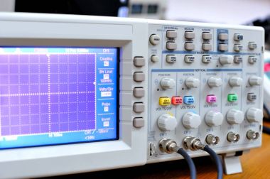 Osiloskop lcd ekran. Öğrenci araştırma laboratuvarı içinde elektronik bir osiloskop görüş açısı.