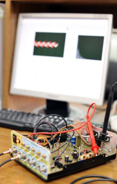 Elektronik sinyal ölçüm. Elektronik imza bir elektrikli cihaz nesneden laboratuvar ölçümleri.