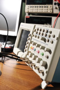 Elektronik osiloskop. Araştırma laboratuvarında bir elektronik osiloskop cihazının görüş açısı.