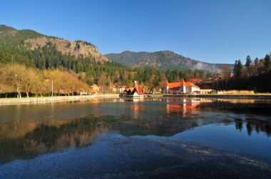Ciucas Gölü'nden Romanya ile Tusnad tatil. Tusnad City (Harghita County, Transilvanya bölgesinde) Romanya'dan tarafından restoran ile küçük bir göl. 