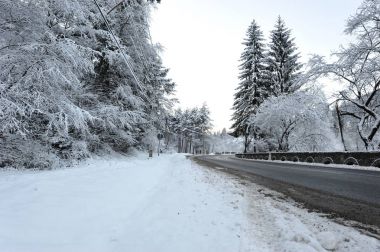 Geçici yol kış sezonu. Kış sezonu dağlarda çamurlu yol.