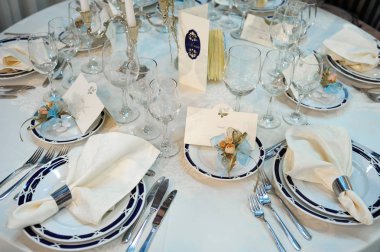 Bir düğün Resepsiyon Masa ayarlama. Lüks edding Resepsiyon Masa farklı aksesuarlar ile.