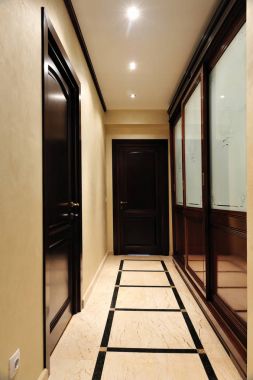 Uzun evin salonu koridor. Lüks residence hall ile kapı ve dolap.