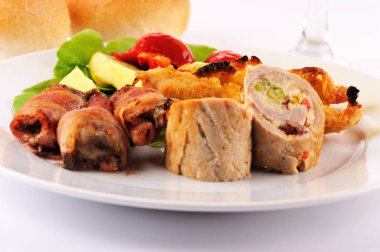Romence geleneksel yemekleri. Düğün meze beyaz arka plan üzerinde izole beyaz tabak yiyecek.