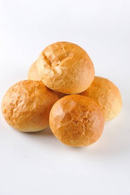 Küçük somun ekmek. Beyaz arka plan üzerinde izole kolay yemek rulo grupları.