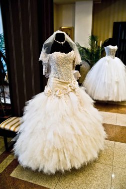 Zarif beyaz gelinlik. Odaya lüks gelinlik.