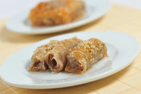 Baklava Dessert Eten Heerlijke Stukjes Baklava Een Witte Porseleinen Schotel — Stockfoto