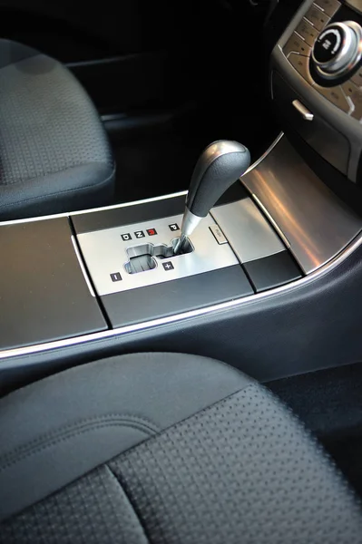 Automatikschalthebel Für Fahrzeug Winkelansicht Eines Automatischen Schalthebel Aus Einem Luxusauto — Stockfoto