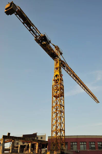建筑工地 孤立的大黄色起重机在网站上对蓝天的背景 — 图库照片
