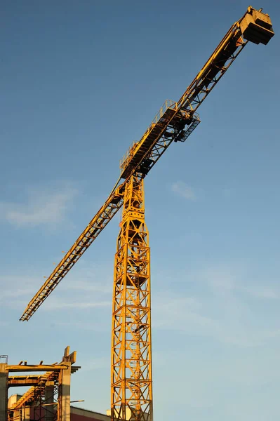 大的黄色起重机在现场 孤立的大起重机在网站上对蓝天的背景 — 图库照片
