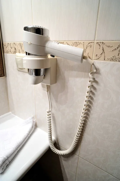 Banyoda Saç Kurutma Makinesi Beyaz Saç Kurutma Makinesi Otel Banyo — Stok fotoğraf