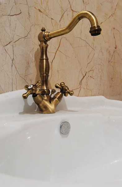 老式洗脸盆 老式金色电池水水龙头配件浴室内洗手盆 — 图库照片