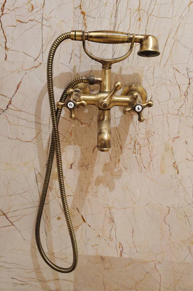Banyo Vintage Aksesuarları Vintage Duş Altın Vintage Batarya Musluk Suyu — Stok fotoğraf
