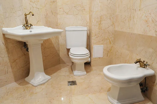 Baño Casa Cuarto Baño Lujo Con Diferentes Accesorios Como Bidet —  Fotos de Stock