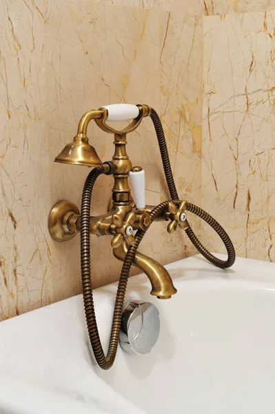 Vintage Dusche Für Badezimmer Vintage Golden Dusche Mit Batterie Wasserhahn — Stockfoto