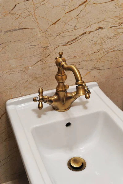 Bidet Accessoires Für Das Bad Weißes Bidet Mit Goldenem Vintage — Stockfoto