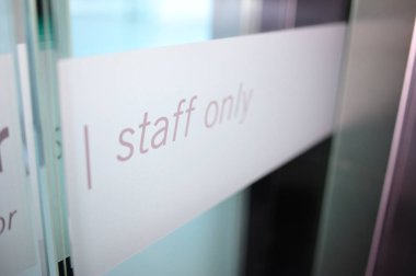 Personel sadece yasak bölge. Personel yalnızca özel oda kapısından içeri ofis binası sadece personeli için açıyorum..