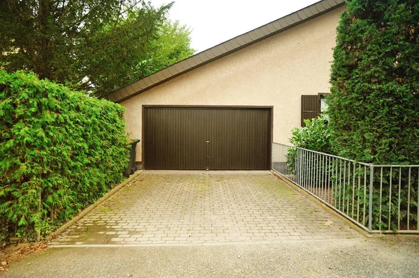 House Garage Vehicles Private Garage House Automatic Doors Paved Alley — Stock Photo, Image