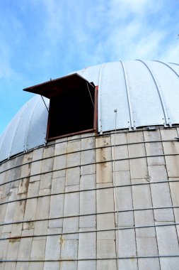 Bir pencere ile yuvarlak kubbe