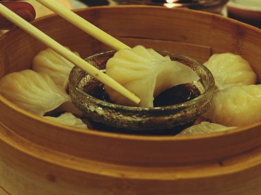 Çubuklarla holded köfte buğulama Çin yakın çekim.