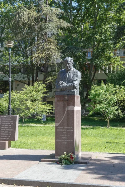 Kirichenko N. Premier sekritar Comité régional de Crimée. Allée avec les héros de l'Union soviétique. Simféropol, la Crimée — Photo