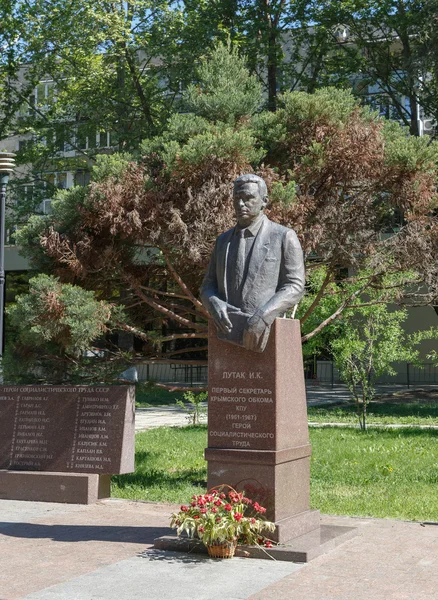 Lutak IK ilk sekritar Kırım bölgesel Komitesi. Sovyetler Birliği'nin kahramanları ile sokakta. Simferopol, Crimea — Stok fotoğraf