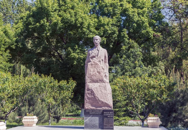 Симферополь, Крым - 9 мая 2016 года: Памятник - Исмаил-бей Гаспира — стоковое фото