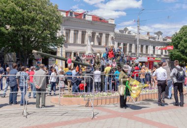 Simferopol, Crimea - 9 Mayıs 2016: Çocuk üzerinde askeri e tırmandı