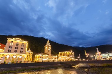 Rosa Khutor akşam. Nehir Mzemta. Sochi, Rusya Federasyonu - 2 Temmuz