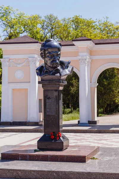シンフェロポリ、クリミア - 2016 年 5 月 9 日: ウクライナの詩人の記念碑と — ストック写真