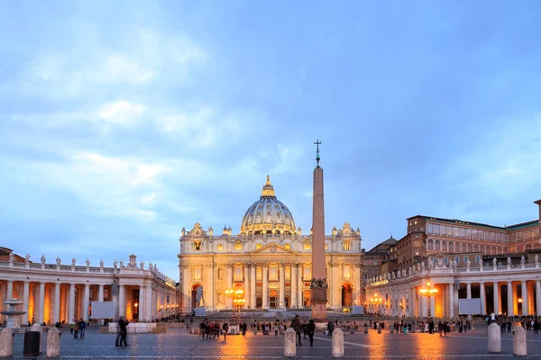 Plaza de San Pedro al atardecer. Ciudad del Vaticano, Roma, Italia — Foto de Stock