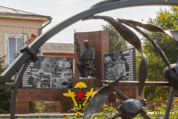 Шейрінськ, Росія-10 серпня 2016: Пам'ятник воїнам-ДТУ — стокове фото