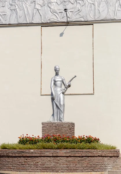 Шадринск, Россия - 10 августа 2016 г.: Скульптура перед зданием — стоковое фото