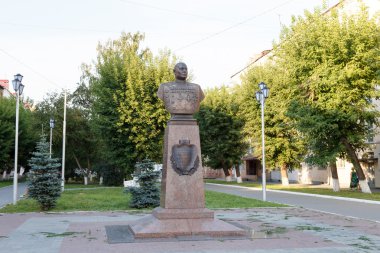 Kurgan, Rusya - 10 Ağustos 2016: Sovyet kahramanının büstü