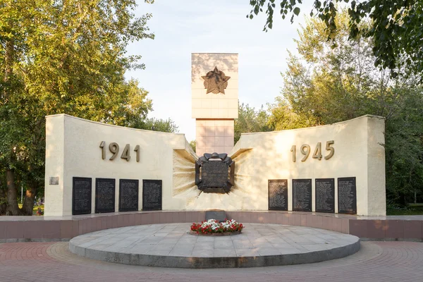 Курган, Росія-10 серпня 2016: Братська могила радянських солдатів — стокове фото