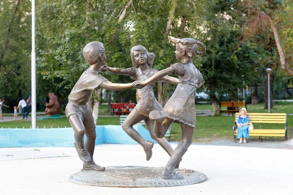 Kurgan, Russia - August 10, 2016: Monument childhood in the city — Stock Photo, Image