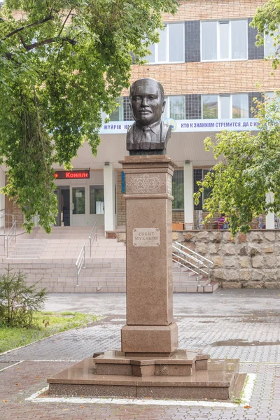 Petropavl, Cazaquistão - 11 de agosto de 2016: Busto Sabit Mukanova fro — Fotografia de Stock