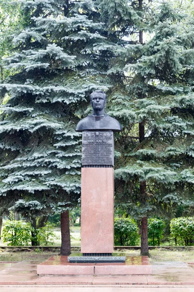 Pietropawłowsk, Kazachstan - 11 sierpnia 2016: Popiersie bohatera — Zdjęcie stockowe