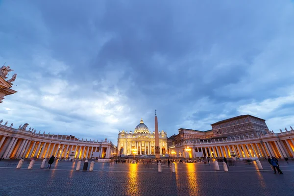 Basílica de San Pedro al atardecer. Acercar. Roma, Italia — Foto de Stock