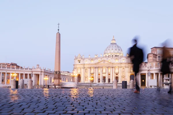 Basílica de San Pedro por la mañana. Figuras humanas. Roma, Italia — Foto de Stock