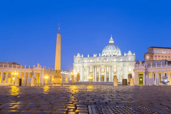 Basílica de San Pedro antes del amanecer. Roma, Italia — Foto de Stock