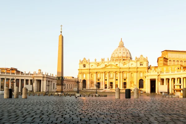 Basílica de San Pedro al amanecer. Roma, Italia — Foto de Stock