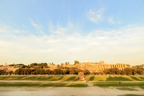 Ruïnes van het Palatijn paleis in Rome, Italië. Zonsondergang — Stockfoto