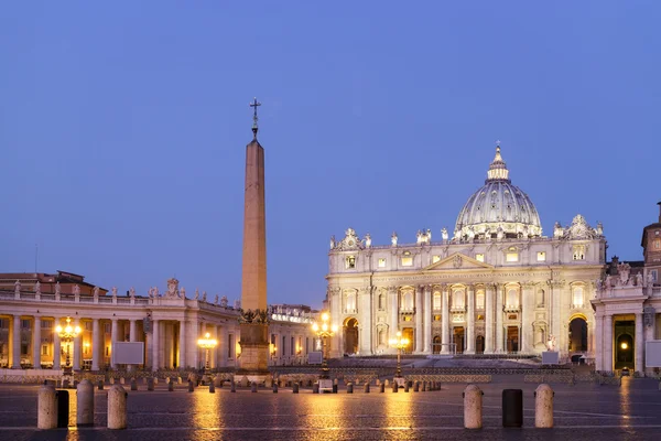 Catedral de San Pedro al amanecer, Ciudad del Vaticano, Roma, Italia — Foto de Stock