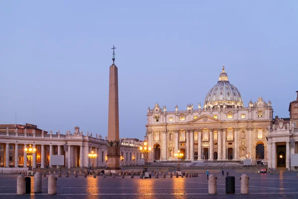 Plaza de San Pedro al amanecer, Ciudad del Vaticano, Roma, Italia. Vueltas de tiempo — Foto de Stock