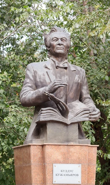 Monument Uyghur componist en leraar Quddus Kuzhamyarovu. Almaty — Stockfoto