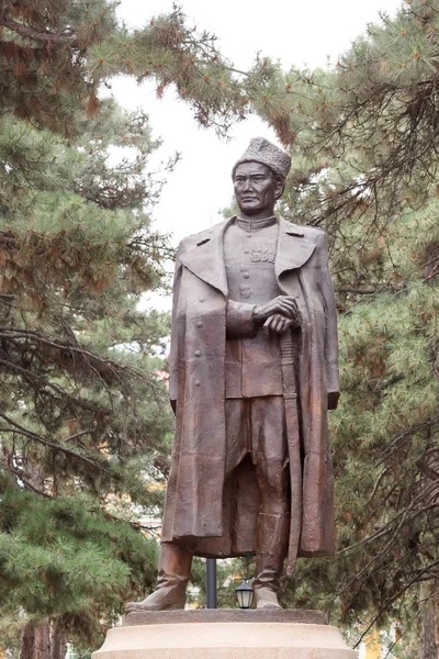 Monumento a Herói da União Soviética Bauyrzhan Momysh-uly. Almat. — Fotografia de Stock