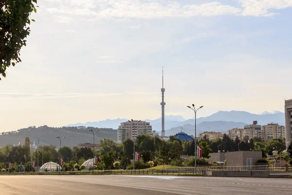 Blick vom Platz der Republik. alma ata, kasachstan lizenzfreie Stockbilder